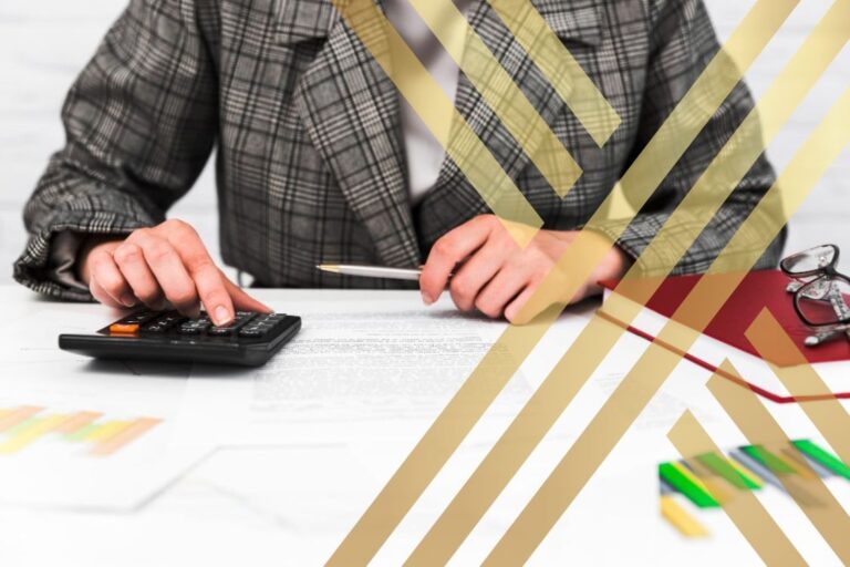 Civil Litigation Costs Who Pays and When (A person calculating litigation costs according to the records)