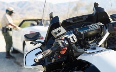 (In the image it can be seen that a police office has stopped a car on the side of the road)